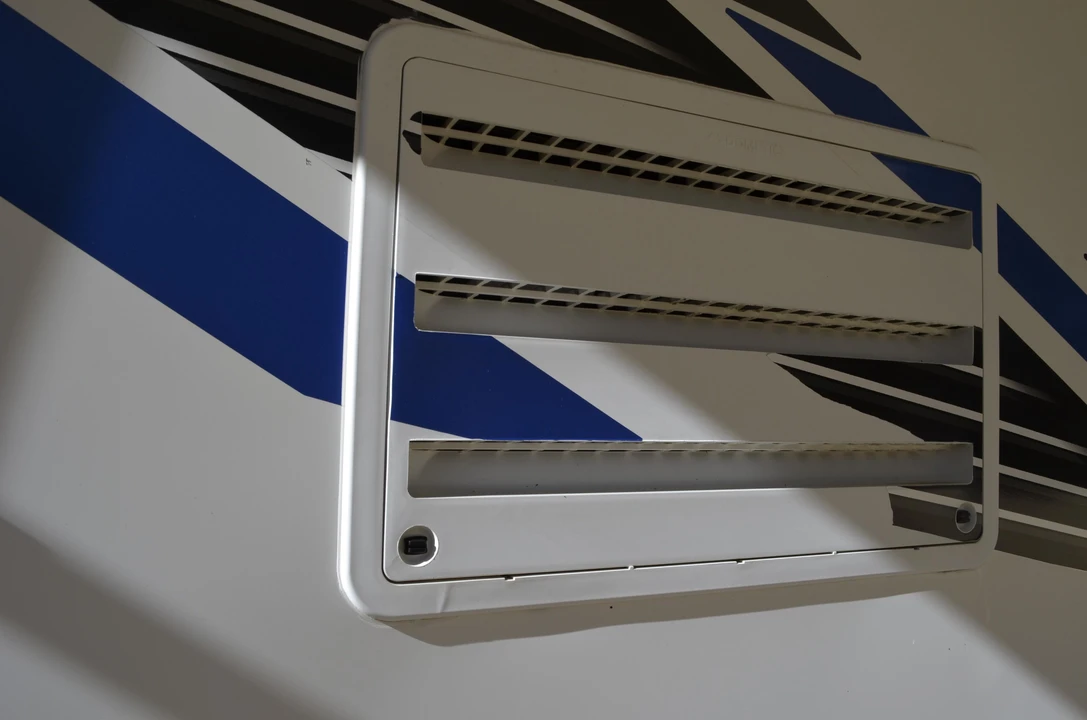 2019 Chevrolet Express - Image 19 of 23