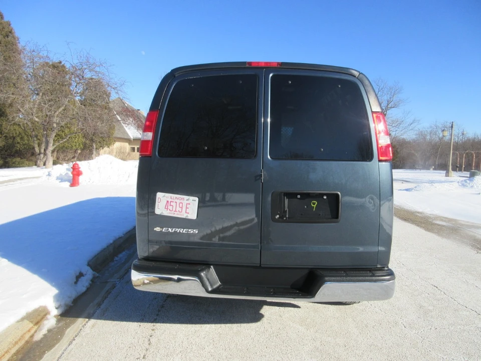 2019 Chevrolet Express - Image 10 of 21