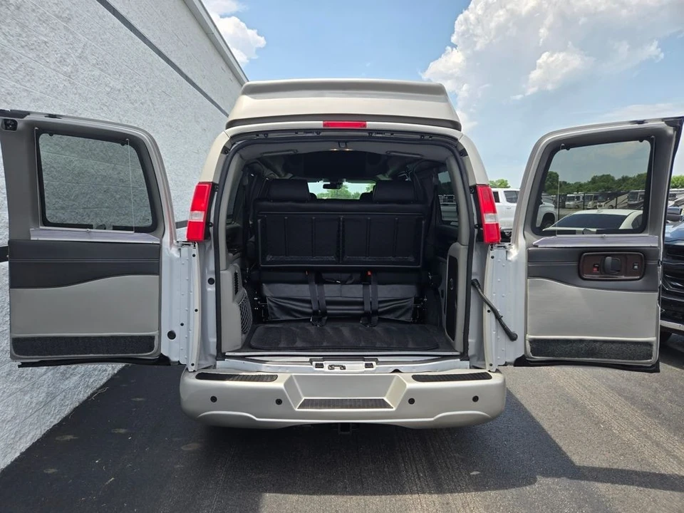 2019 Chevrolet Express - Image 6 of 12