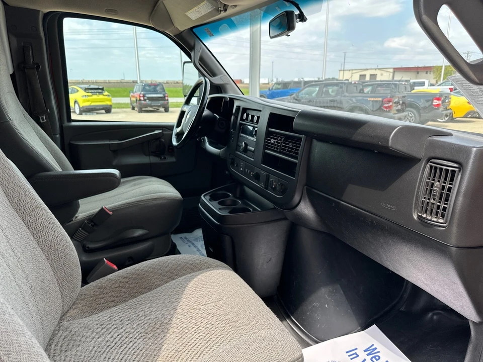 2019 Chevrolet Express - Image 15 of 21