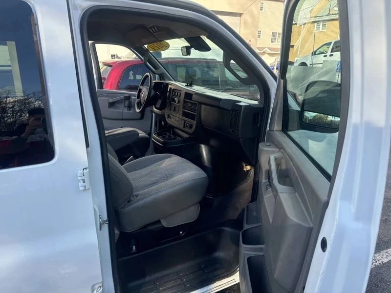 2019 Chevrolet Express - Image 10 of 12