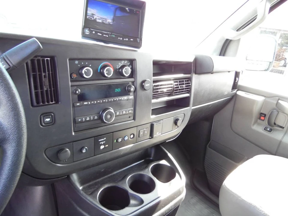 2019 Chevrolet Express - Image 17 of 21