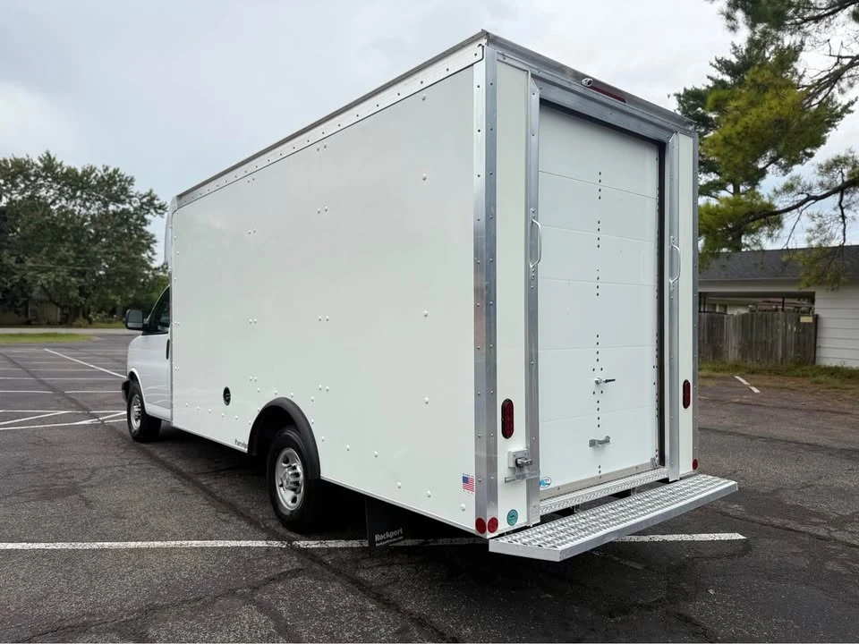2019 Chevrolet Express - Image 11 of 20