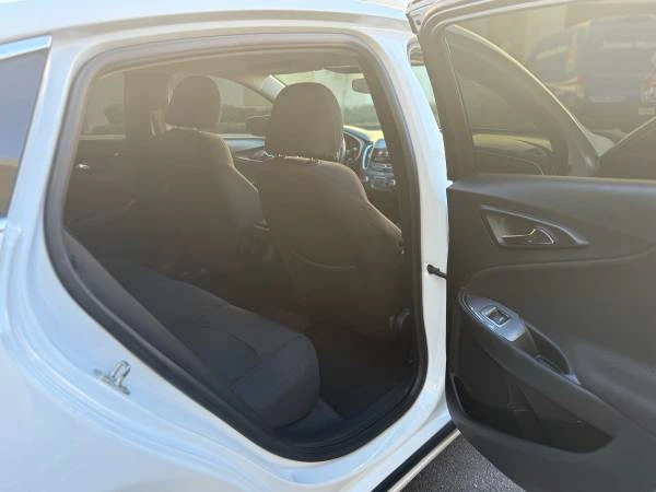 2019 Chevrolet Malibu - Image 8 of 14