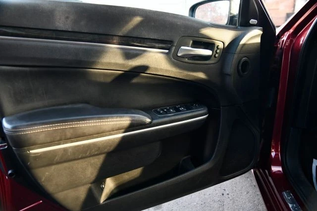2019 Chrysler 300 (2005-2023) - Image 9 of 30