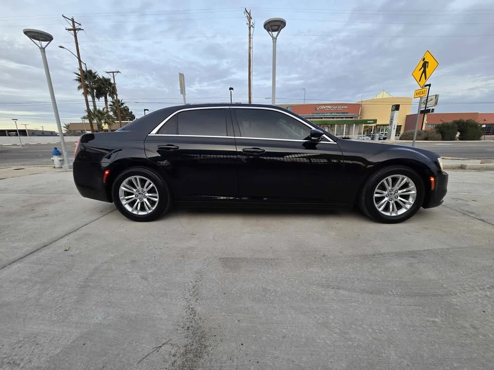 2019 Chrysler 300 (2005-2023) - Image 4 of 11