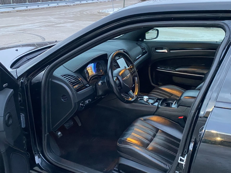 2019 Chrysler 300 (2005-2023) - Image 9 of 19