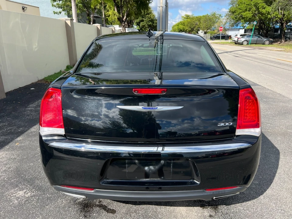 2019 Chrysler 300 (2005-2023) - Image 7 of 27
