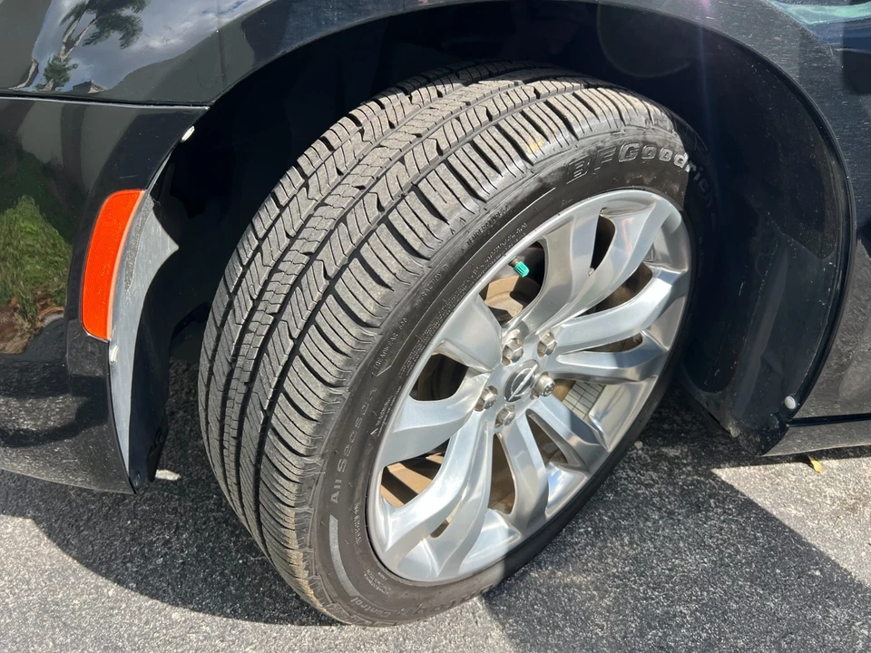 2019 Chrysler 300 (2005-2023) - Image 10 of 27