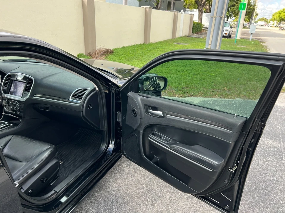2019 Chrysler 300 (2005-2023) - Image 17 of 27