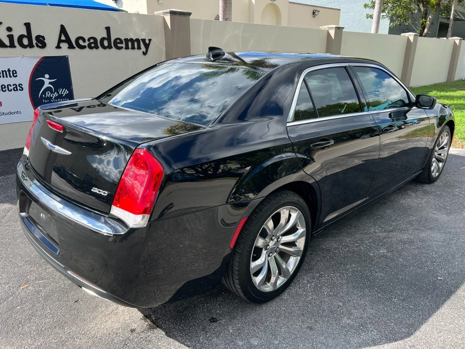 2019 Chrysler 300 (2005-2023) - Image 8 of 27