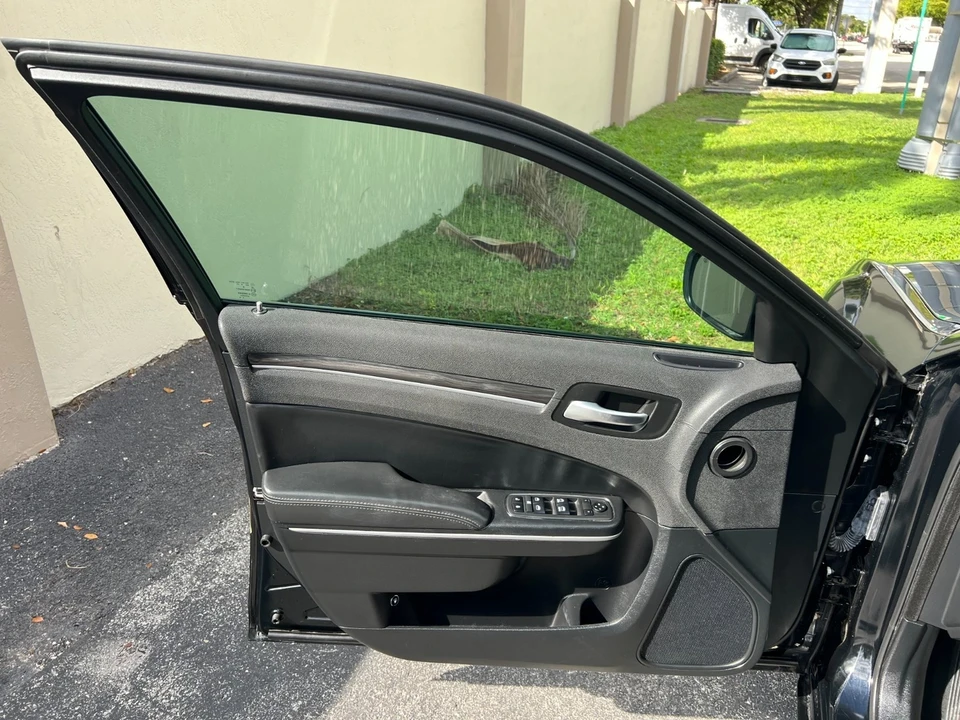 2019 Chrysler 300 (2005-2023) - Image 14 of 27