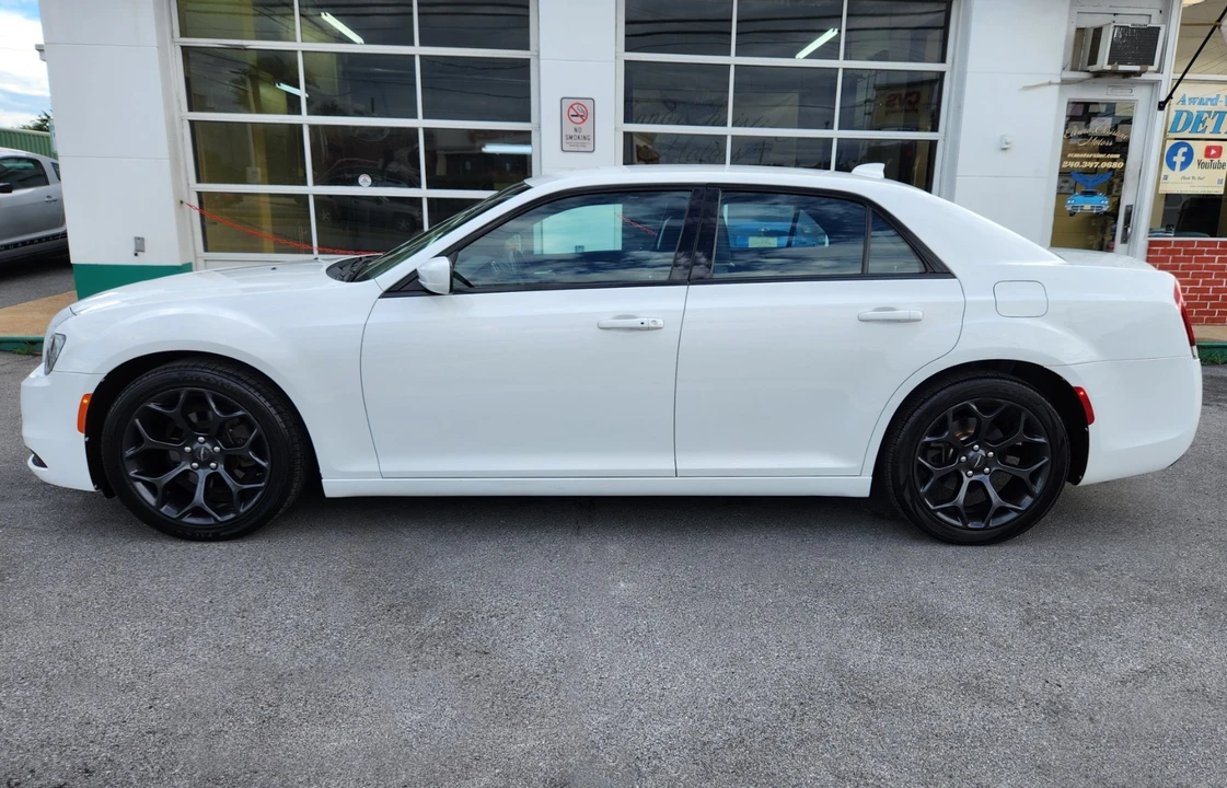 2019 Chrysler 300 (2005-2023) - Image 10 of 27