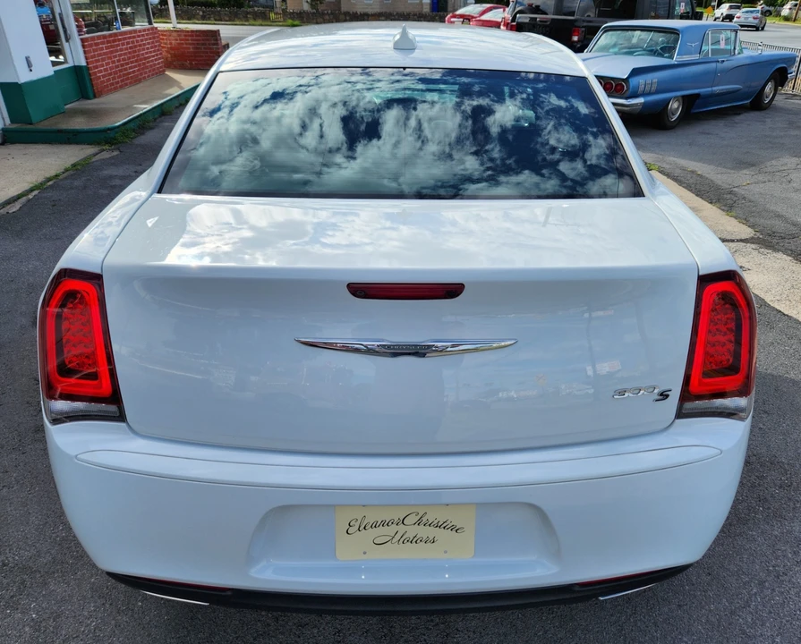 2019 Chrysler 300 (2005-2023) - Image 8 of 27