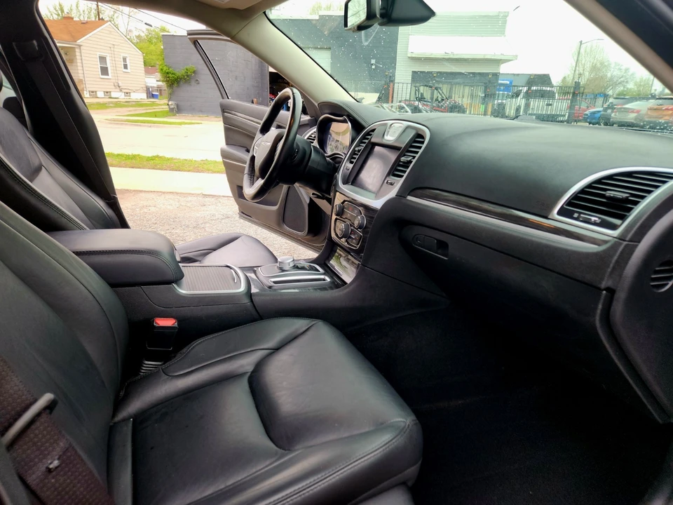 2019 Chrysler 300 (2005-2023) - Image 8 of 30