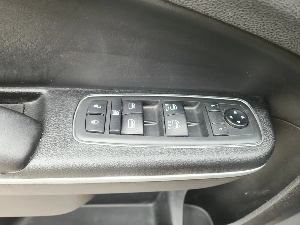 2019 Chrysler 300 (2005-2023) - Image 14 of 30