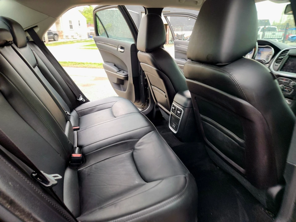 2019 Chrysler 300 (2005-2023) - Image 9 of 30
