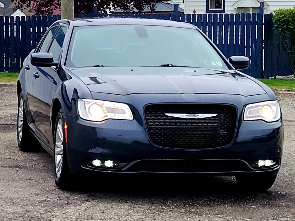 2019 Chrysler 300 (2005-2023) - Image 2 of 30