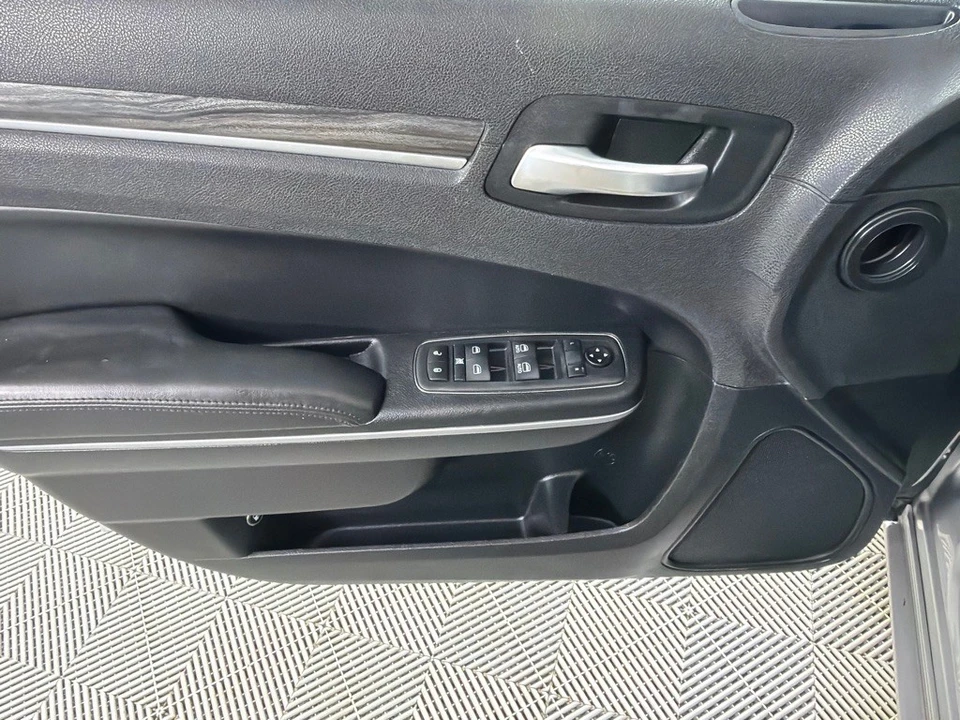 2019 Chrysler 300 (2005-2023) - Image 10 of 21