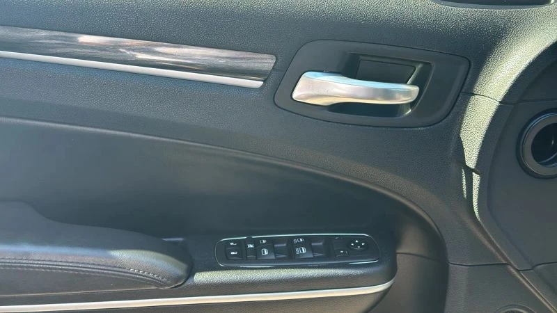 2019 Chrysler 300 (2005-2023) - Image 10 of 12