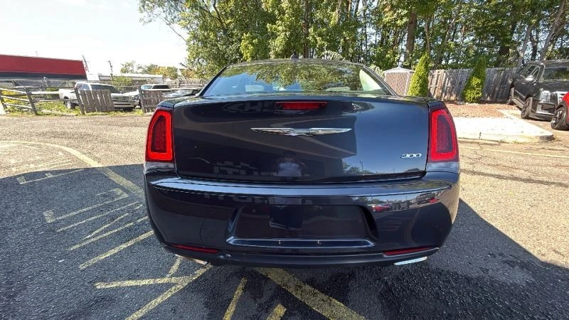 2019 Chrysler 300 (2005-2023) - Image 5 of 12