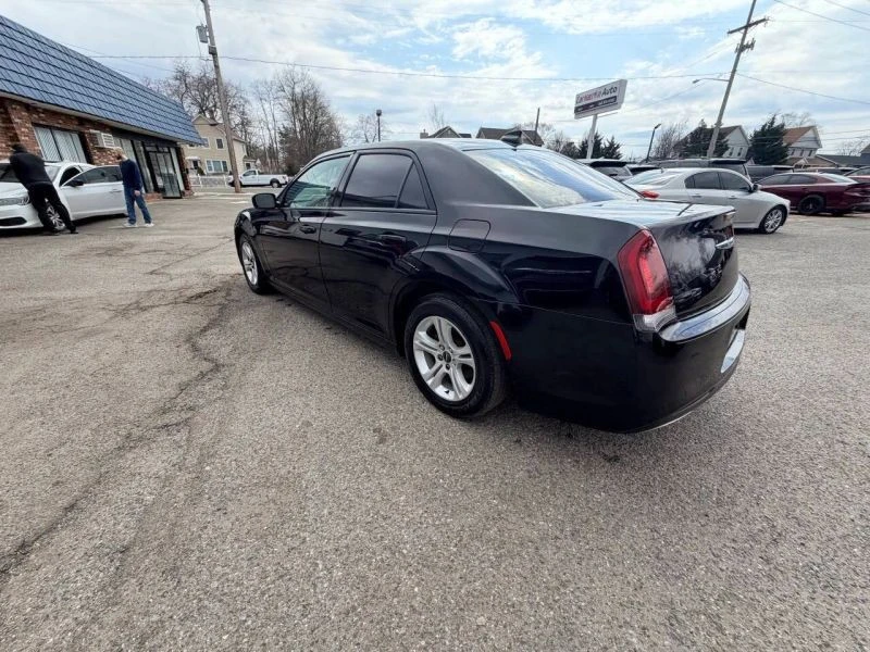 2019 Chrysler 300 (2005-2023) - Image 10 of 12