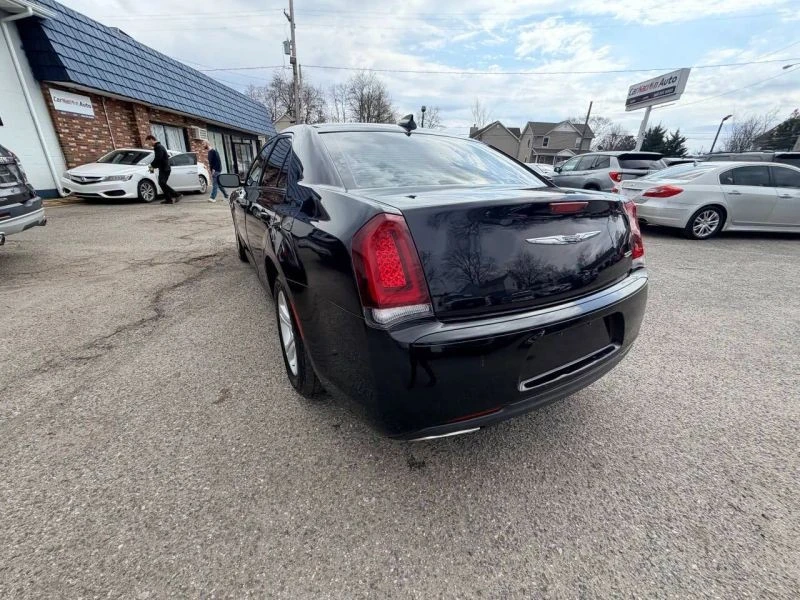 2019 Chrysler 300 (2005-2023) - Image 9 of 12