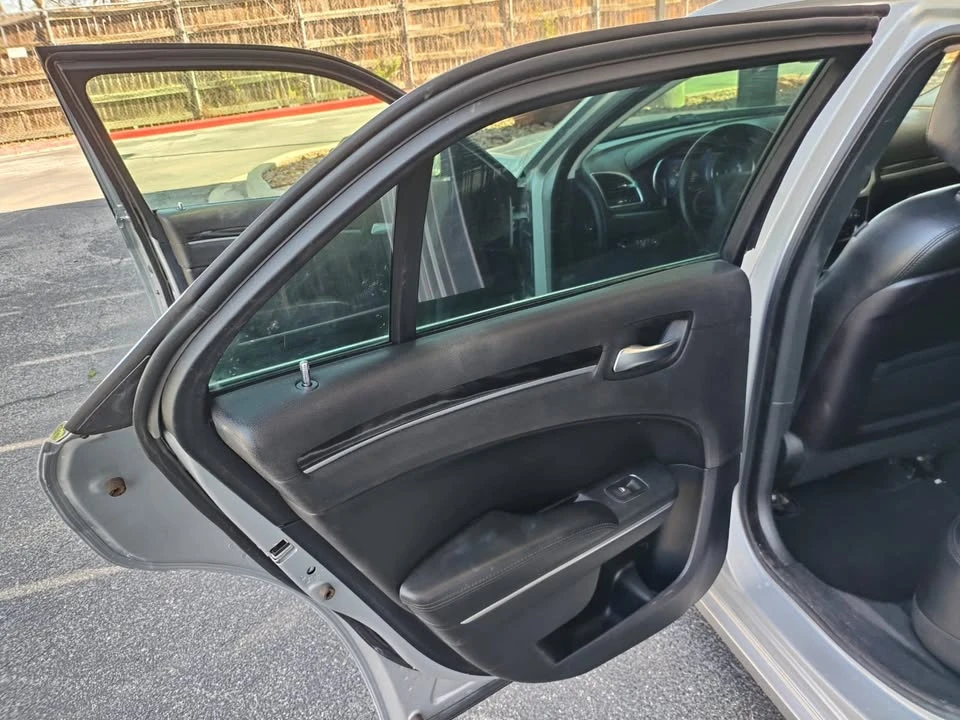 2019 Chrysler 300 (2005-2023) - Image 10 of 15