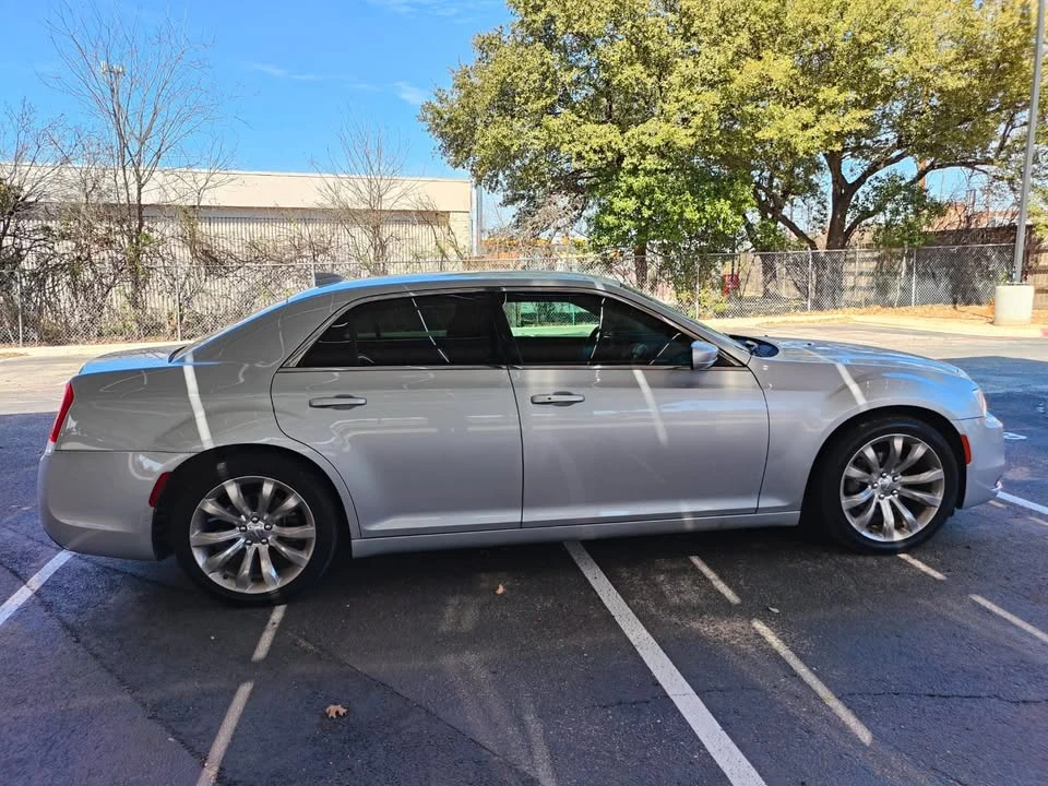 2019 Chrysler 300 (2005-2023) - Image 7 of 15