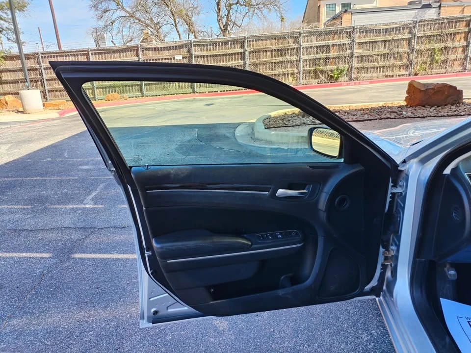 2019 Chrysler 300 (2005-2023) - Image 8 of 15