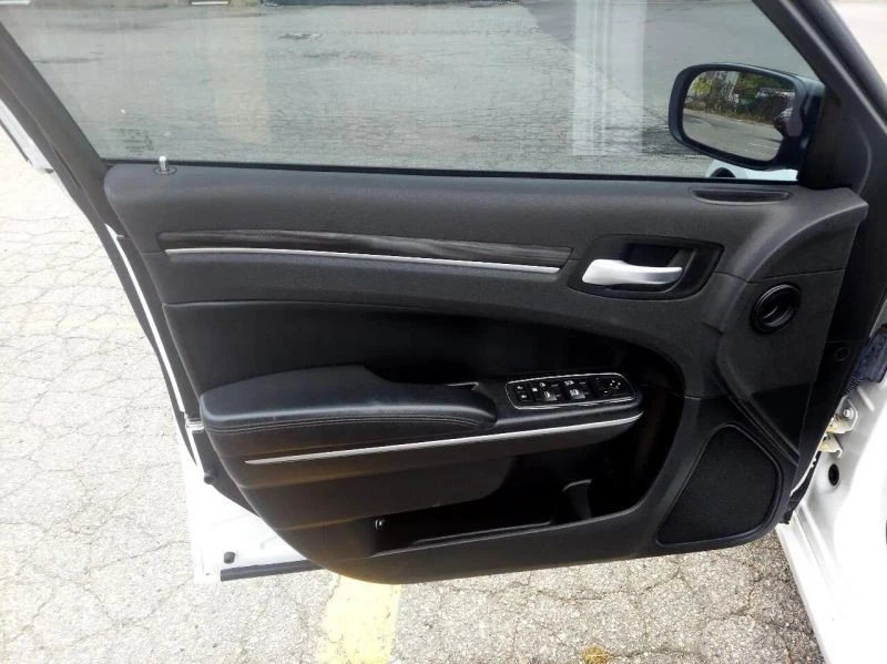 2019 Chrysler 300 (2005-2023) - Image 9 of 12