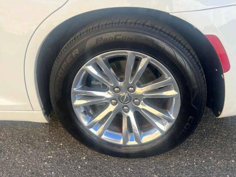 2019 Chrysler 300 (2005-2023) - Image 10 of 12