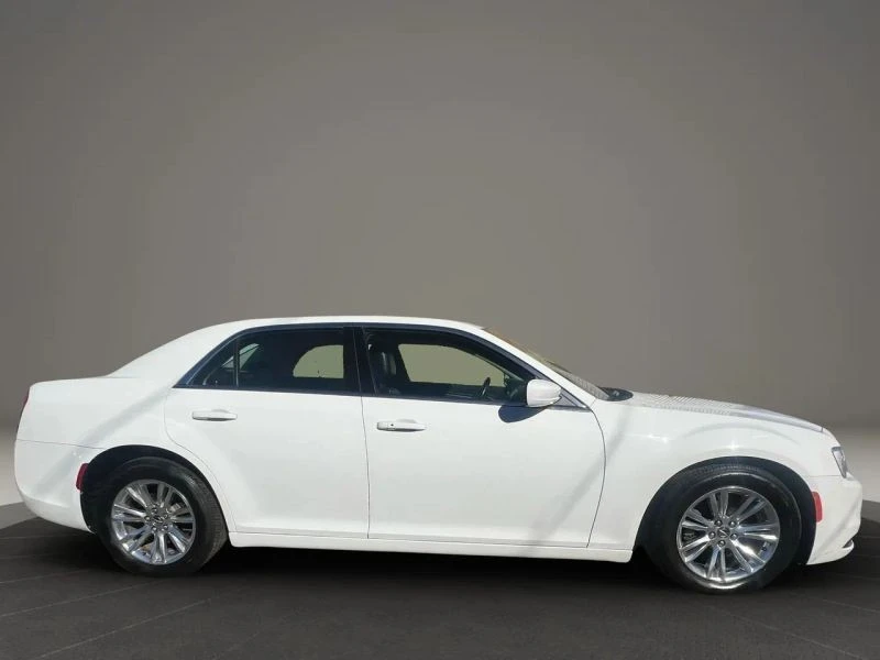 2019 Chrysler 300 (2005-2023) - Image 4 of 12