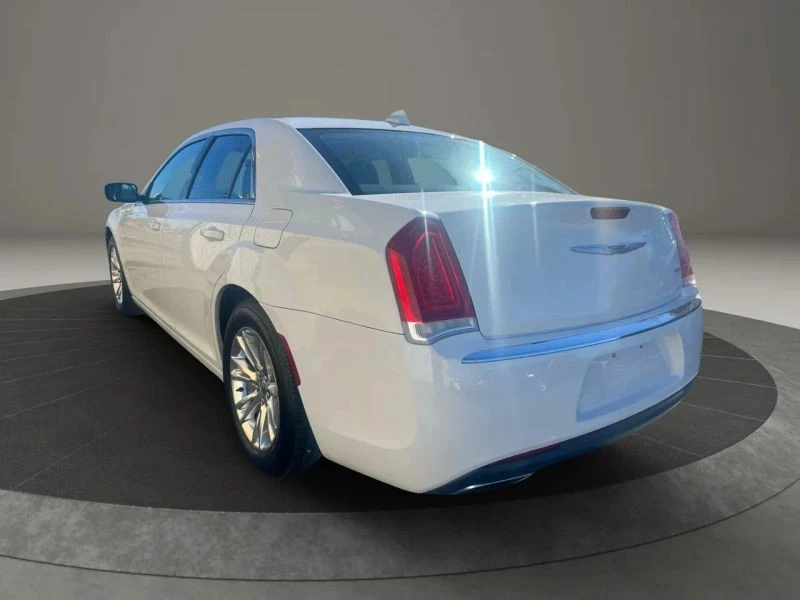 2019 Chrysler 300 (2005-2023) - Image 7 of 12