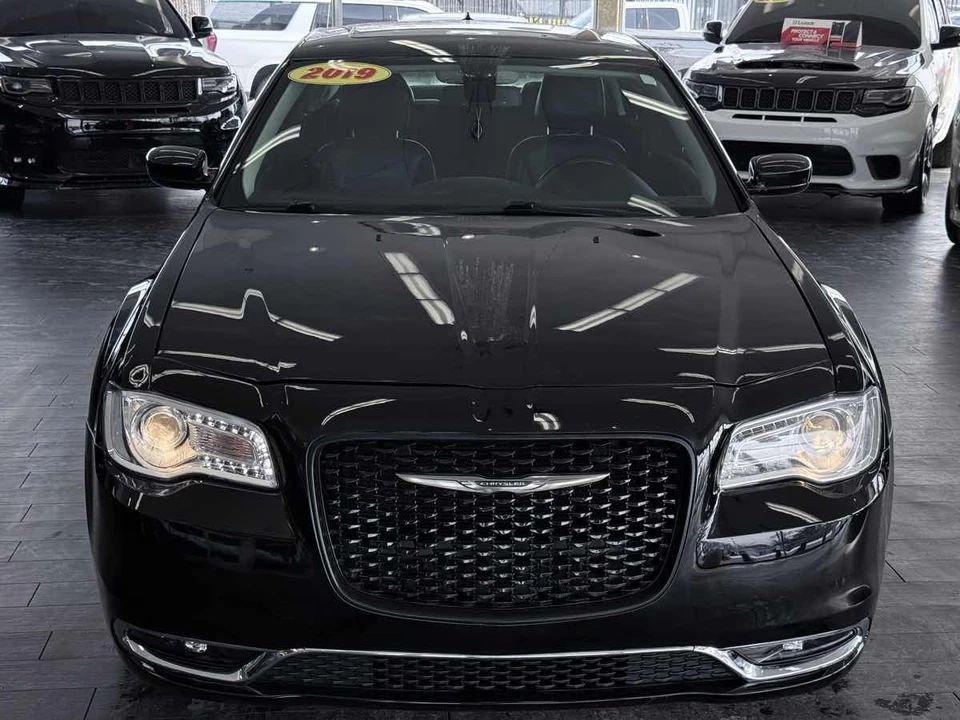 2019 Chrysler 300 (2005-2023) - Image 3 of 12