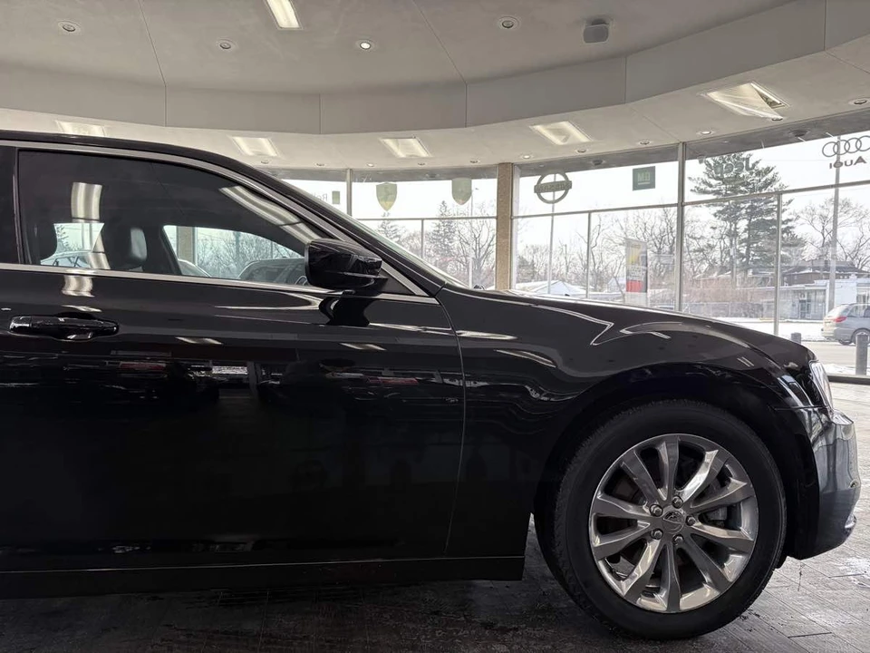 2019 Chrysler 300 (2005-2023) - Image 6 of 12