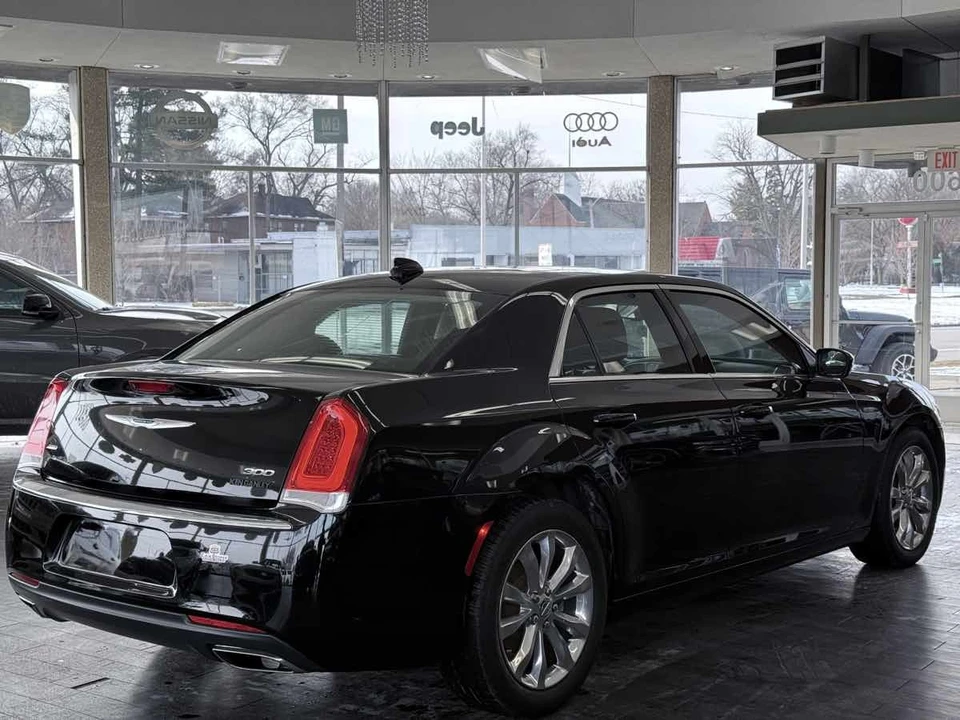 2019 Chrysler 300 (2005-2023) - Image 9 of 12