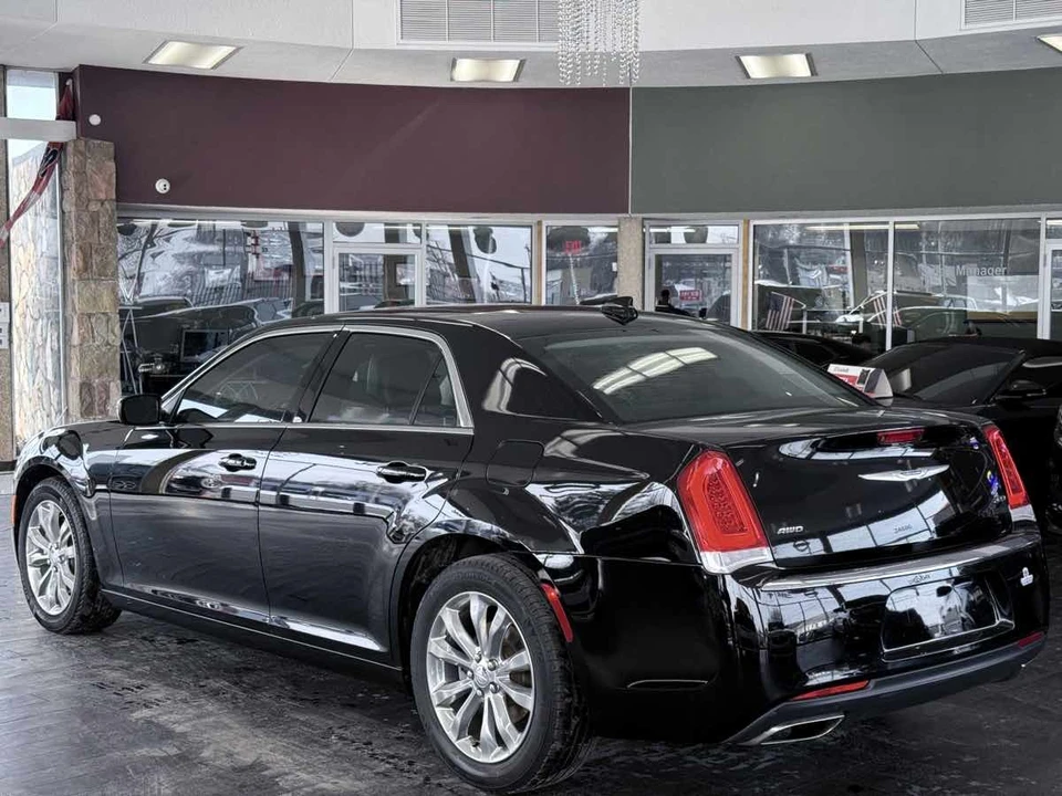 2019 Chrysler 300 (2005-2023) - Image 10 of 12