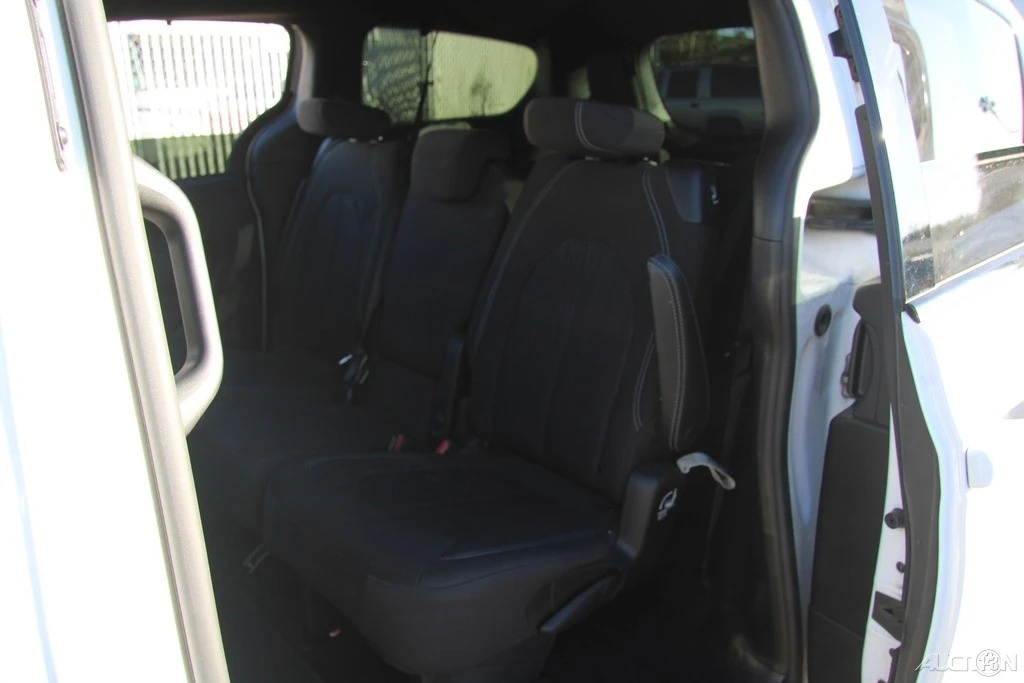 2019 Chrysler - Image 19 of 21