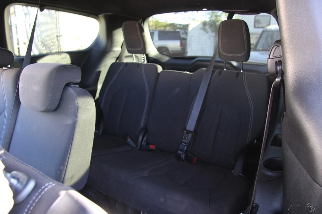 2019 Chrysler - Image 20 of 21