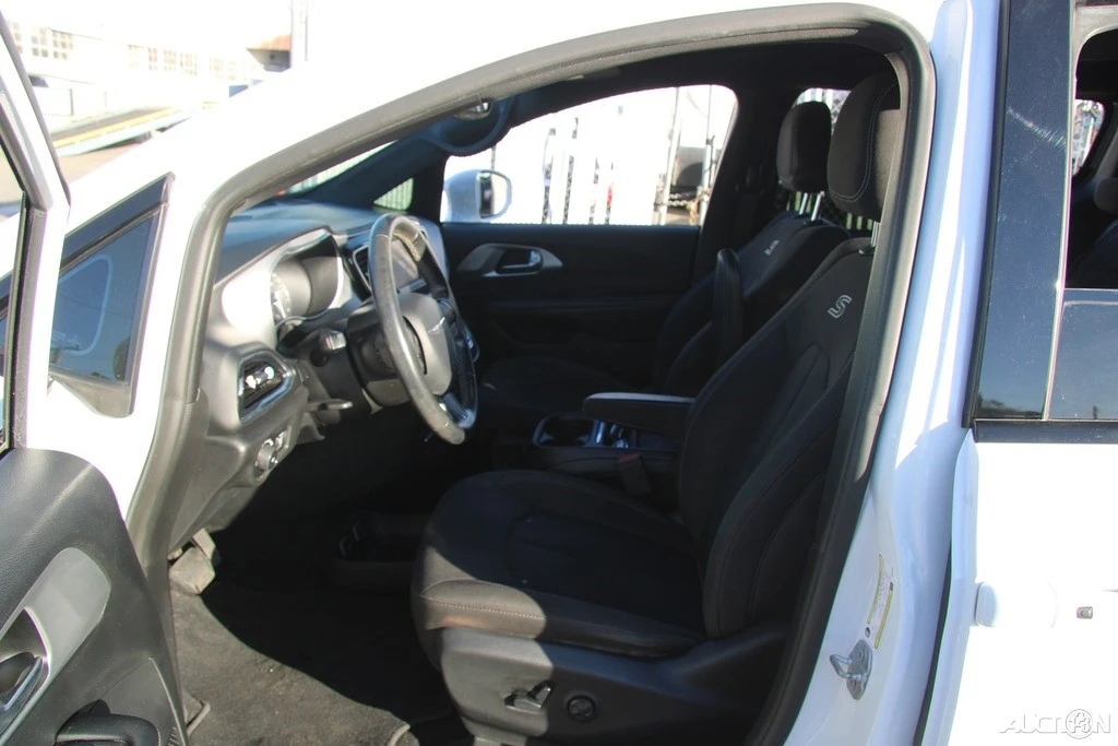 2019 Chrysler - Image 13 of 21