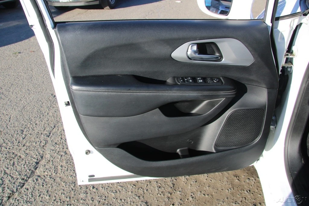2019 Chrysler - Image 12 of 21