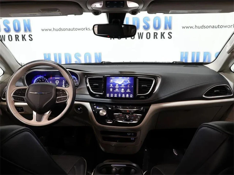 2019 Chrysler Town & Country - Image 23 of 31