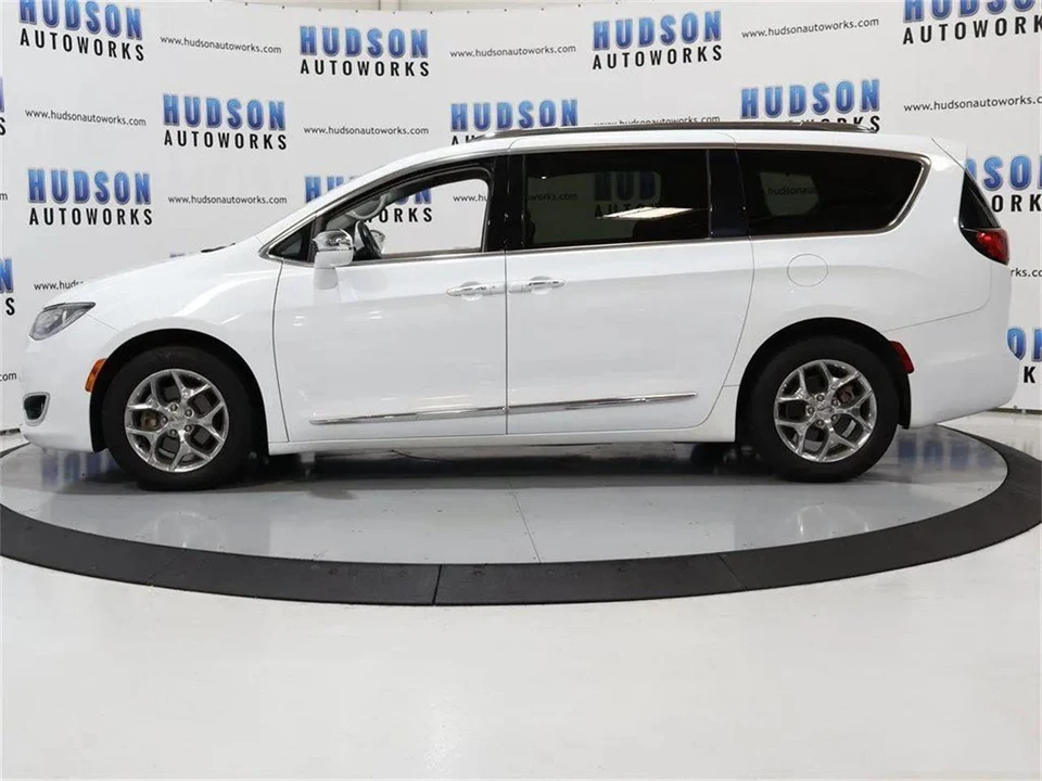 2019 Chrysler Town & Country - Image 3 of 31