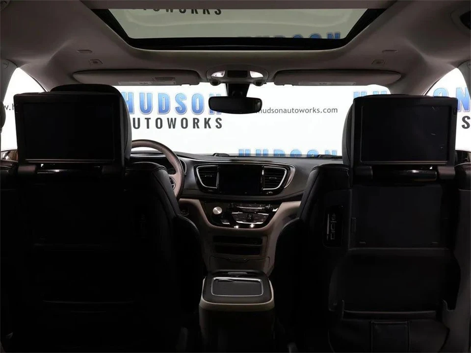2019 Chrysler Town & Country - Image 29 of 31