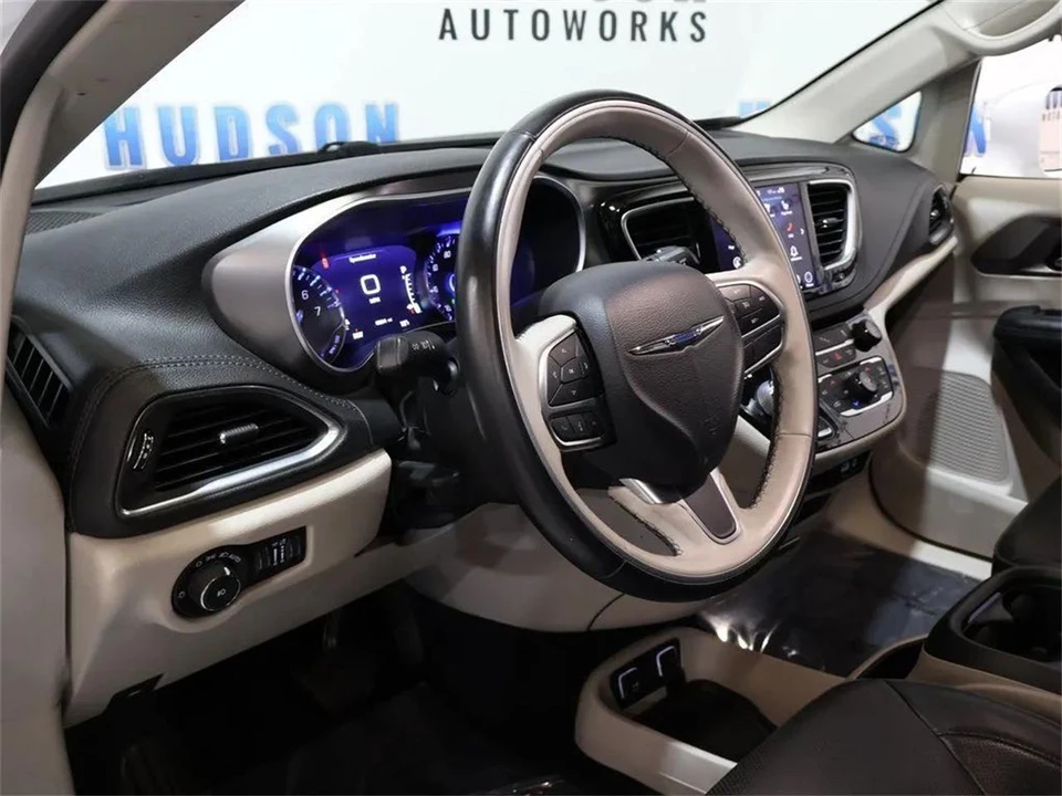 2019 Chrysler Town & Country - Image 15 of 31