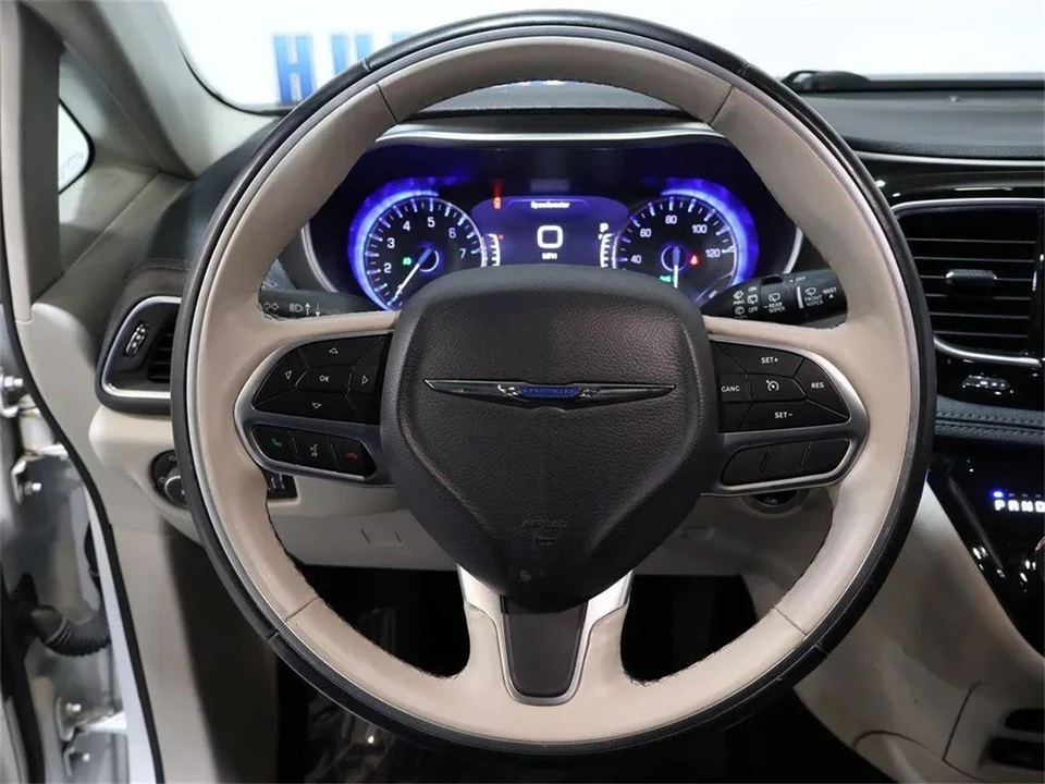 2019 Chrysler Town & Country - Image 17 of 31