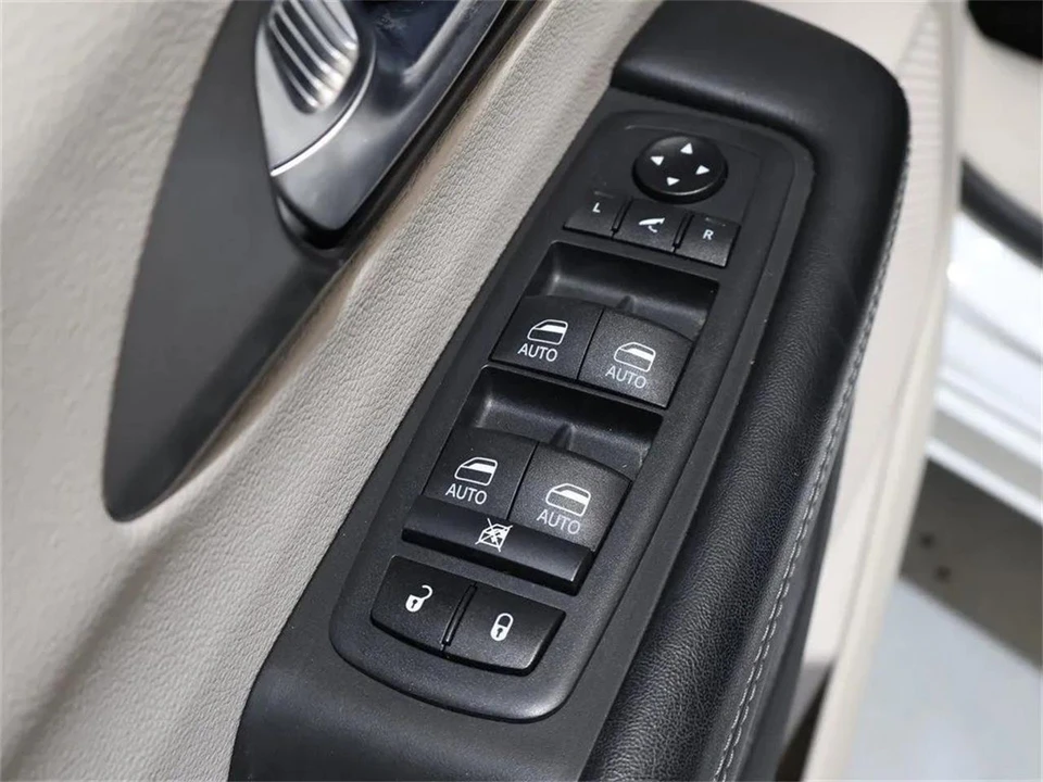 2019 Chrysler Town & Country - Image 11 of 31