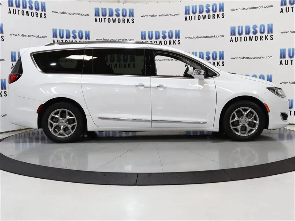 2019 Chrysler Town & Country - Image 7 of 31