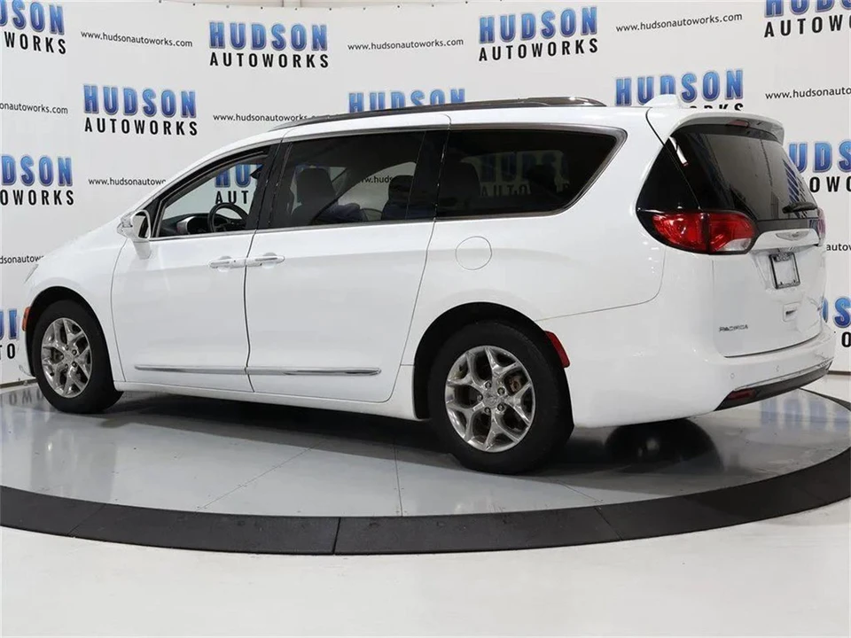 2019 Chrysler Town & Country - Image 4 of 31